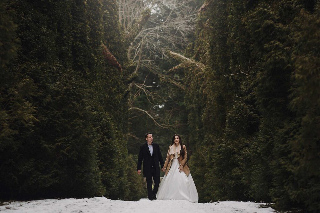 gorgeous-wedding-couple-posing-in-winter-snowy-par-YDPZKXZ.jpg